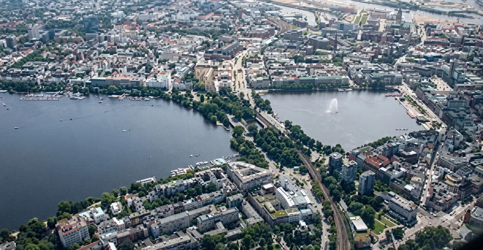 Luftbild der Außenalster in Hamburg mit den umliegenden Wohnlagen