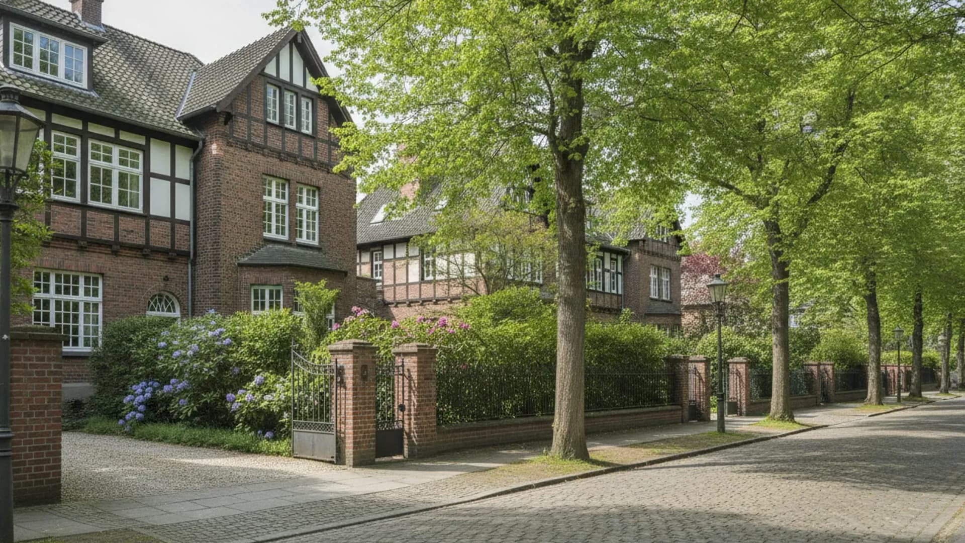 Backsteinvillen mit Gartenmauern an einer ruhigen Wohnstraße in Hamburg-Othmarschen nahe dem Jenischpark, KI-generiert