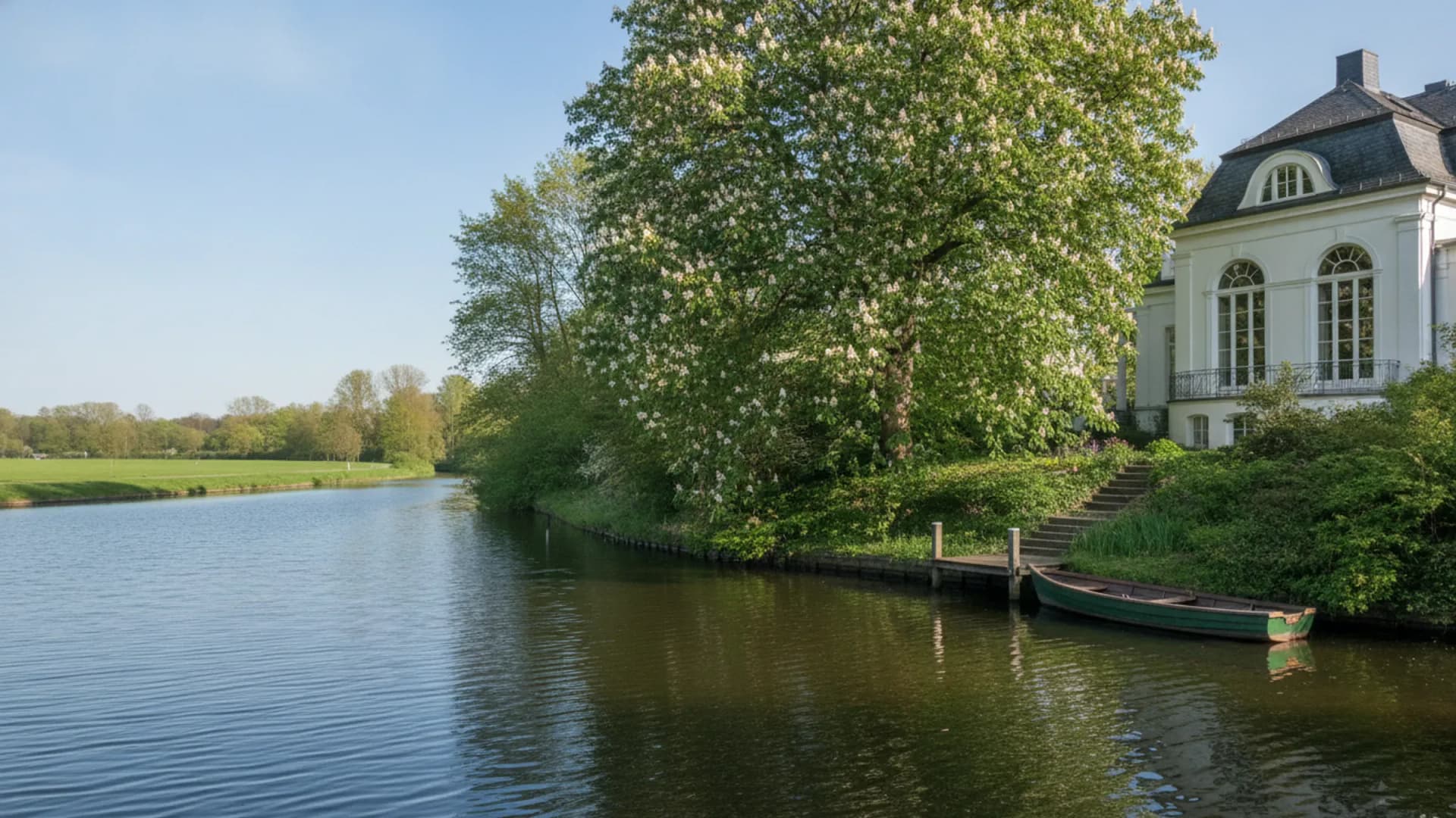 Biegung eines Alsterkanals mit weißer Villa am Ufer, Ruderboot am Holzsteg und blühender Kastanie im Frühling, KI-generiert